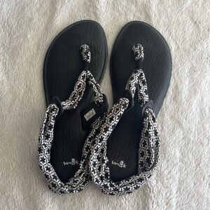 Sanuk Yoga Slinglet Prints Black White Tile ankle wrap thing sandal